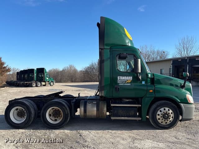Image of Freightliner Cascadia 125 equipment image 3