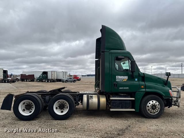 Image of Freightliner Cascadia 125 equipment image 3