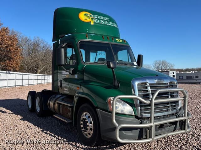 Image of Freightliner Cascadia 125 equipment image 2