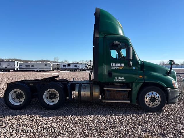 Image of Freightliner Cascadia 125 equipment image 3