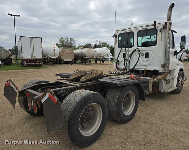 Image of Freightliner Cascadia 125 equipment image 4