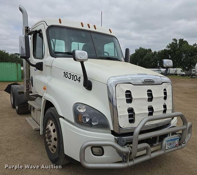 Image of Freightliner Cascadia 125 equipment image 2