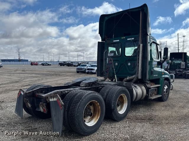 Image of Freightliner Cascadia 125 equipment image 4