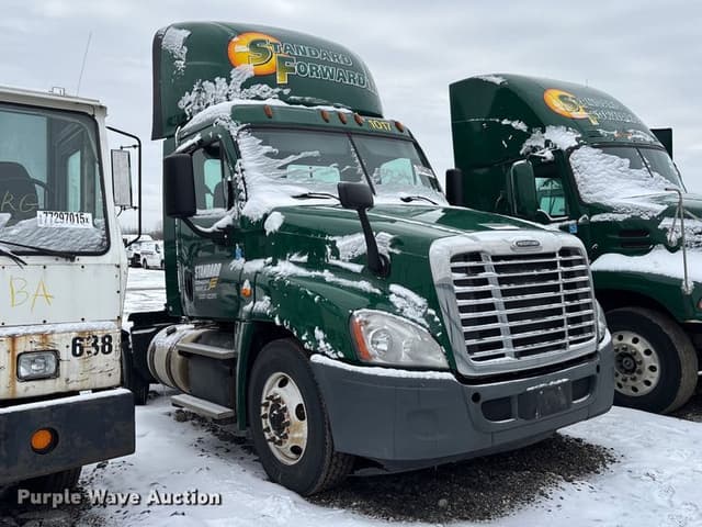 Image of Freightliner Cascadia 125 equipment image 2