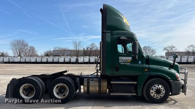 Image of Freightliner Cascadia 125 equipment image 3