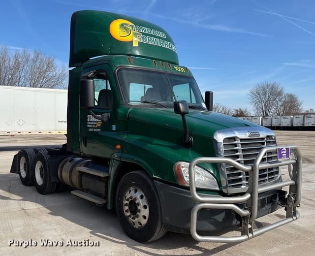 Image of Freightliner Cascadia 125 equipment image 2