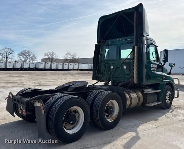 Image of Freightliner Cascadia 125 equipment image 4