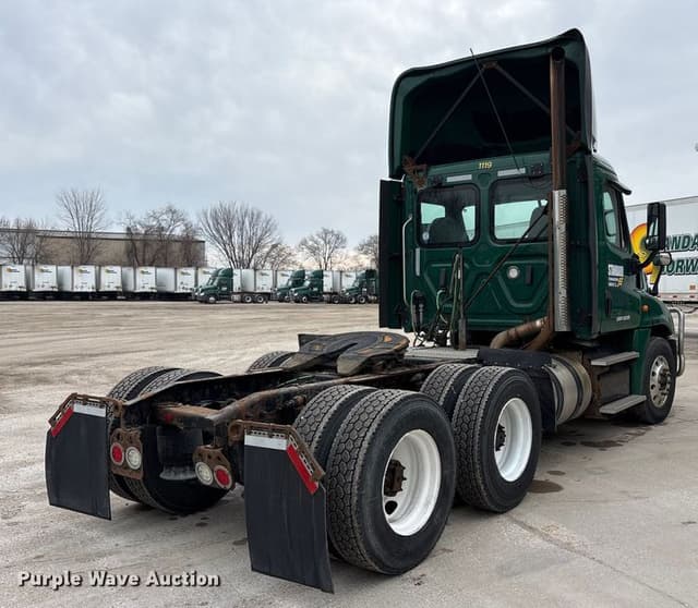 Image of Freightliner Cascadia 125 equipment image 4