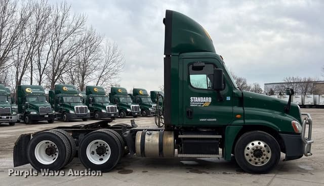 Image of Freightliner Cascadia 125 equipment image 3