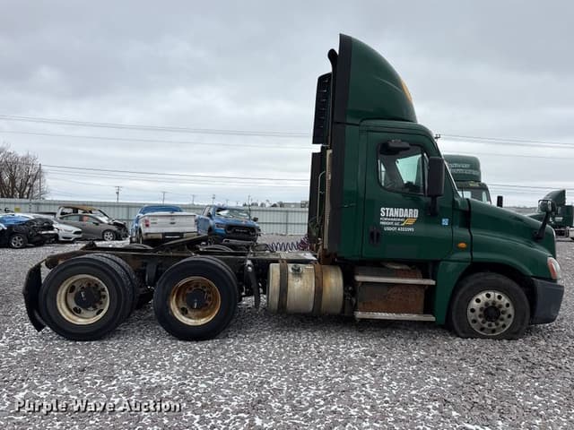 Image of Freightliner Cascadia 125 equipment image 3