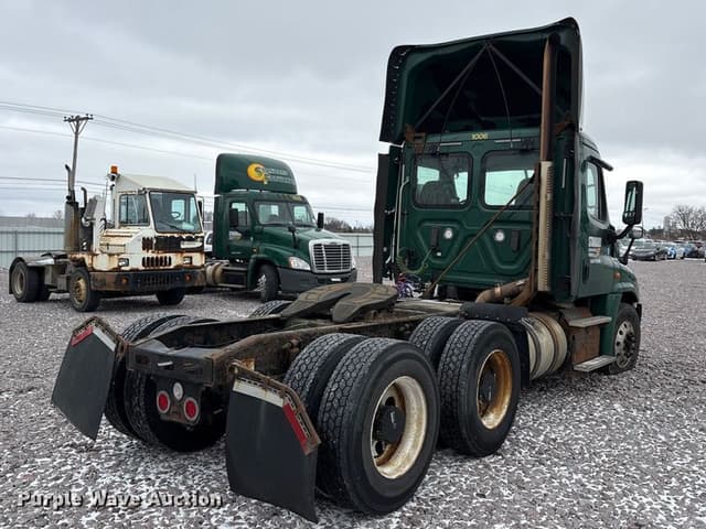 Image of Freightliner Cascadia 125 equipment image 4