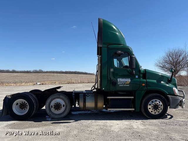 Image of Freightliner Cascadia 125 equipment image 3
