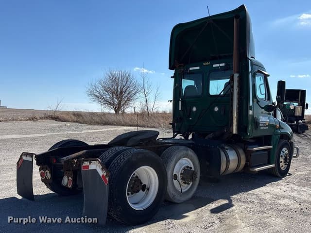 Image of Freightliner Cascadia 125 equipment image 4