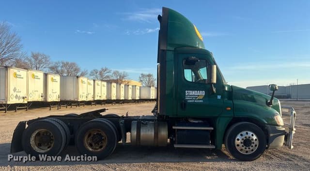 Image of Freightliner Cascadia 125 equipment image 3