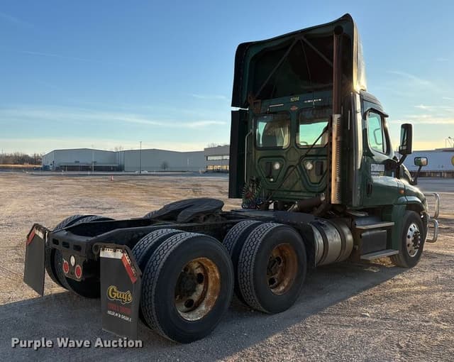 Image of Freightliner Cascadia 125 equipment image 4