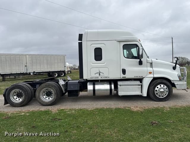 Image of Freightliner Cascadia 125 equipment image 3