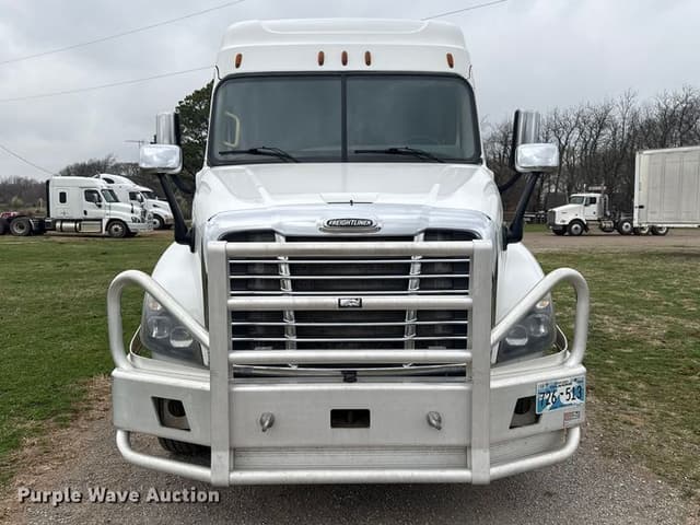 Image of Freightliner Cascadia 125 equipment image 1