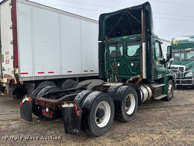 Image of Freightliner Cascadia 125 equipment image 4