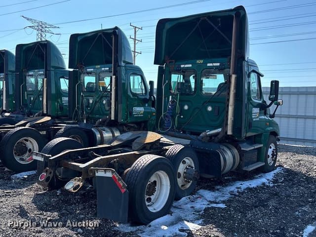 Image of Freightliner Cascadia 125 equipment image 4