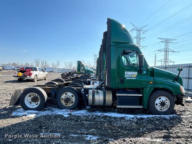 Image of Freightliner Cascadia 125 equipment image 3