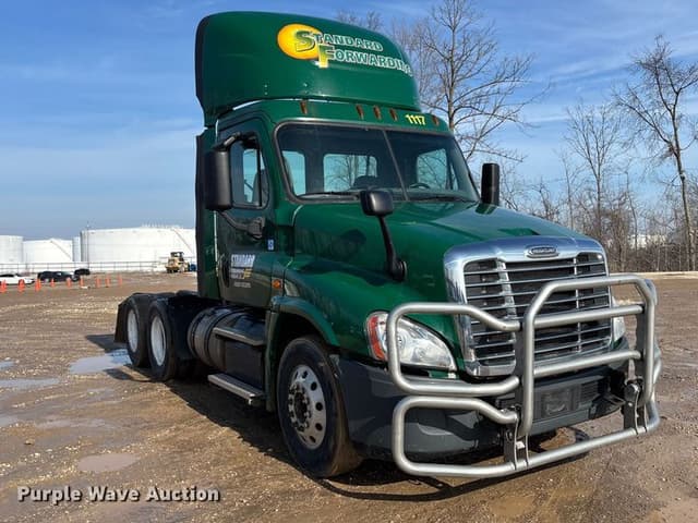 Image of Freightliner Cascadia 125 equipment image 2