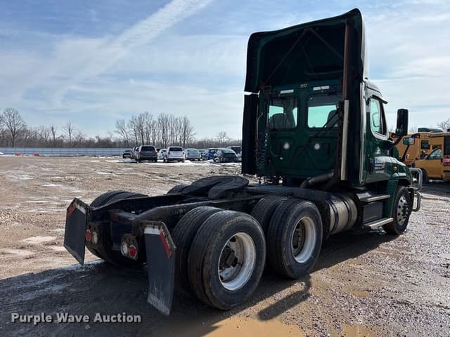 Image of Freightliner Cascadia 125 equipment image 4