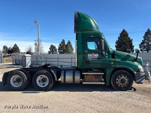 Image of Freightliner Cascadia 125 equipment image 3