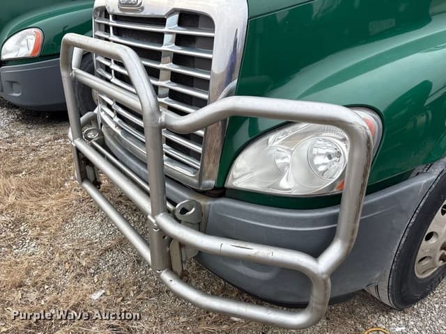 Image of Freightliner Cascadia 125 equipment image 3