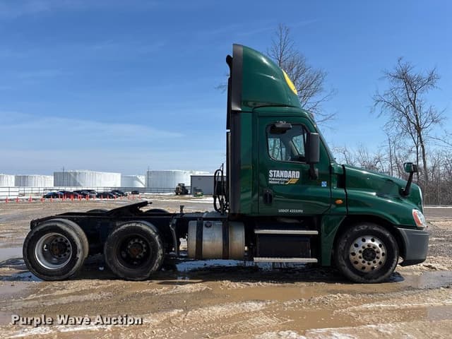 Image of Freightliner Cascadia 125 equipment image 3