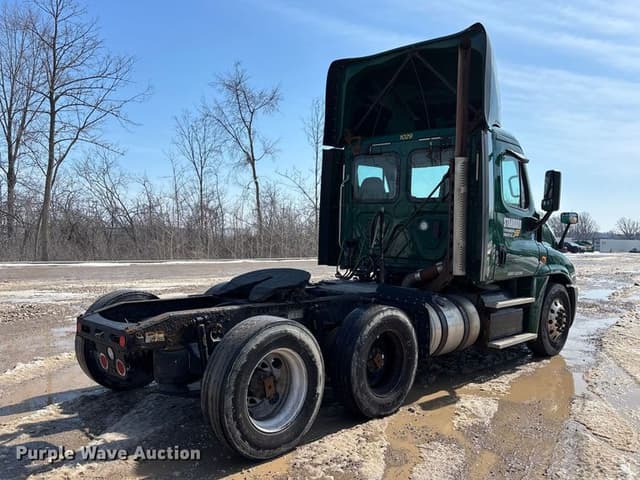 Image of Freightliner Cascadia 125 equipment image 4