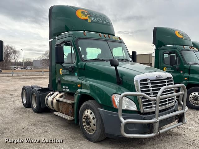 Image of Freightliner Cascadia 125 equipment image 2
