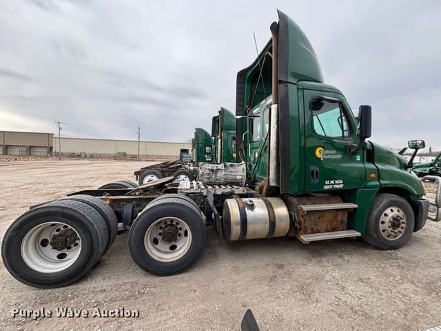 Image of Freightliner Cascadia 125 equipment image 3