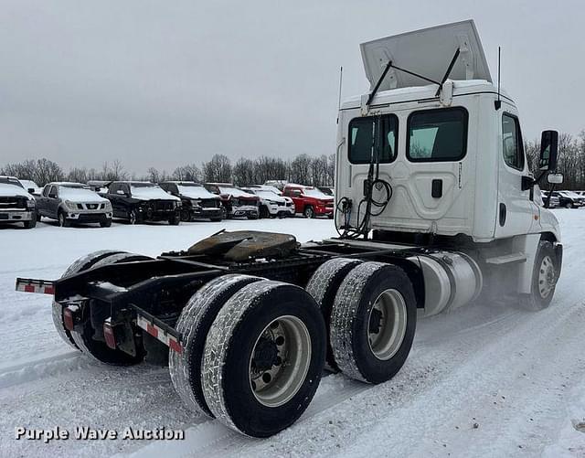 Image of Freightliner Cascadia 125 equipment image 4