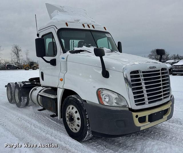 Image of Freightliner Cascadia 125 equipment image 2