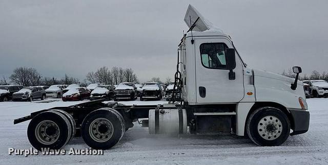 Image of Freightliner Cascadia 125 equipment image 3