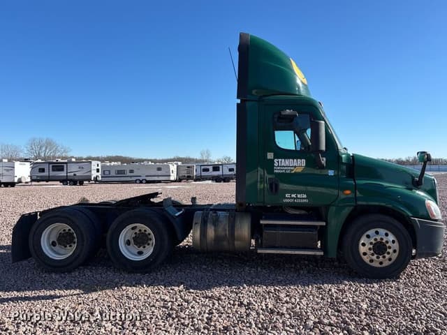 Image of Freightliner Cascadia 125 equipment image 3