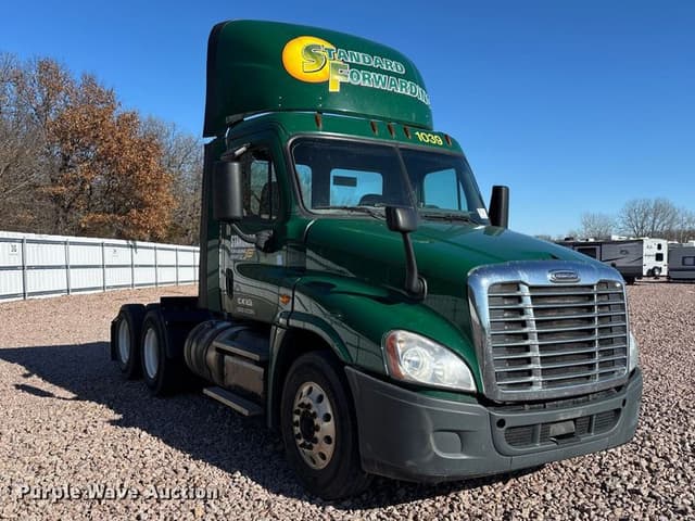 Image of Freightliner Cascadia 125 equipment image 2