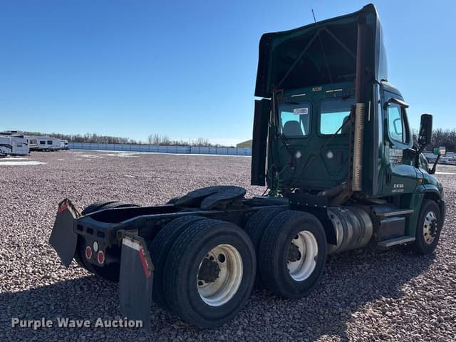 Image of Freightliner Cascadia 125 equipment image 4