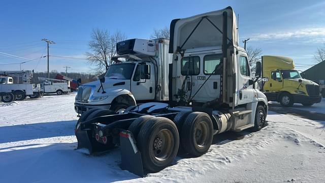 Image of Freightliner Cascadia 125 equipment image 4