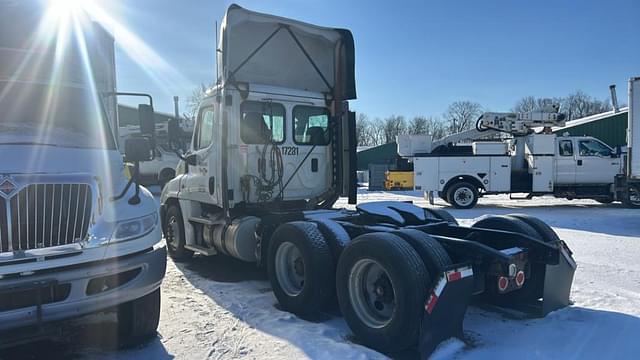 Image of Freightliner Cascadia 125 equipment image 2