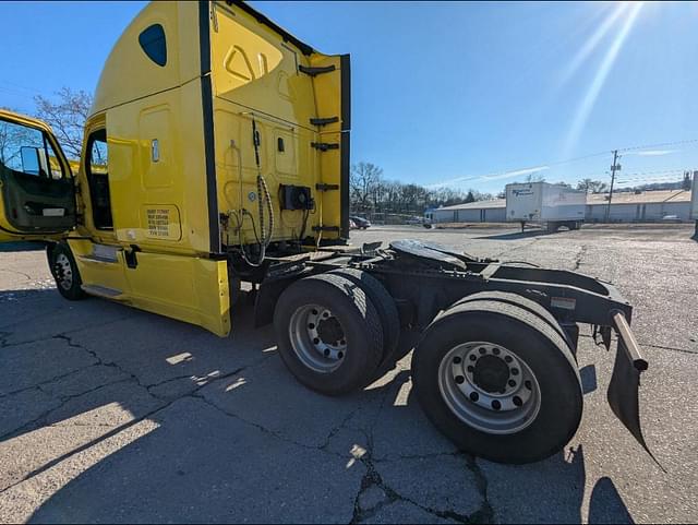 Image of Freightliner Cascadia 125 equipment image 2