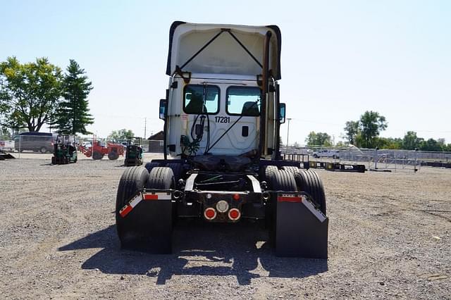 Image of Freightliner Cascadia 125 equipment image 4