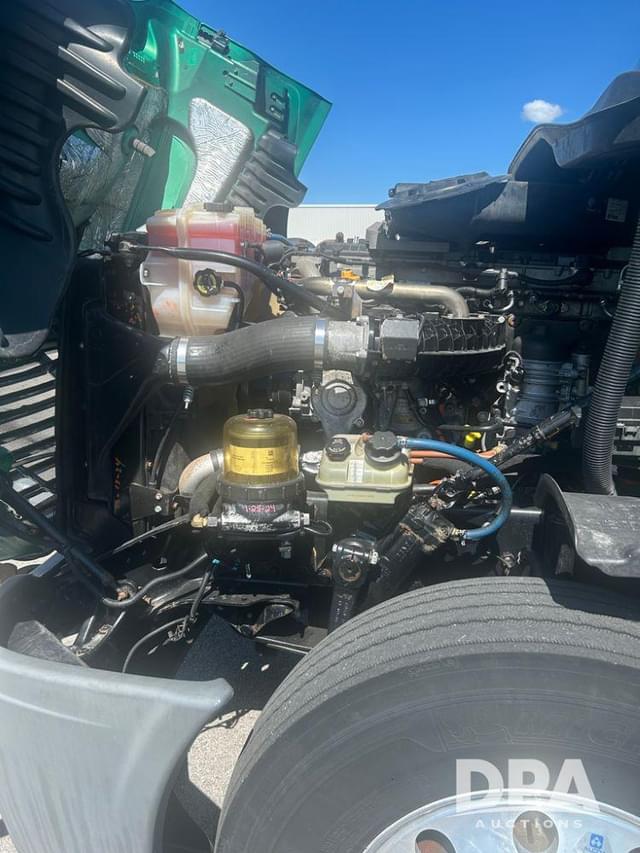Image of Freightliner Cascadia 125 equipment image 4