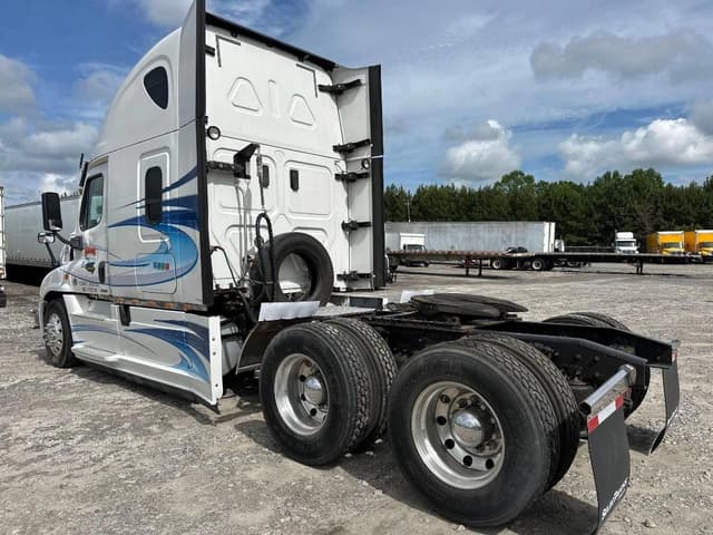 Image of Freightliner Cascadia 125 equipment image 2