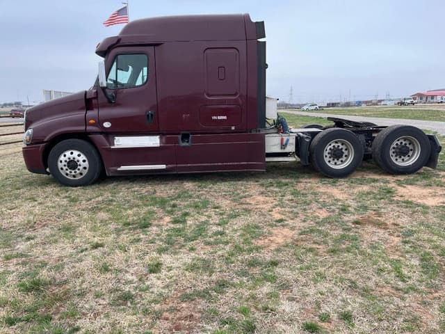 Image of Freightliner Cascadia 125 equipment image 2