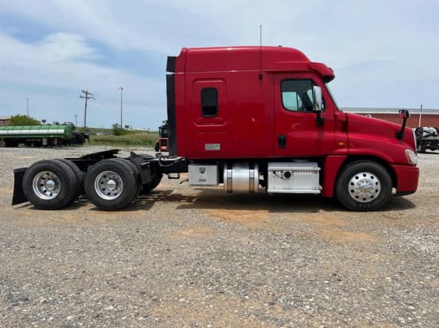 Image of Freightliner Cascadia equipment image 3