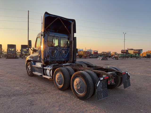 Image of Freightliner Cascadia 125 equipment image 4