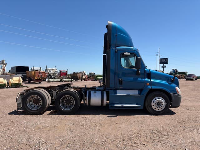 Image of Freightliner Cascadia 125 equipment image 3