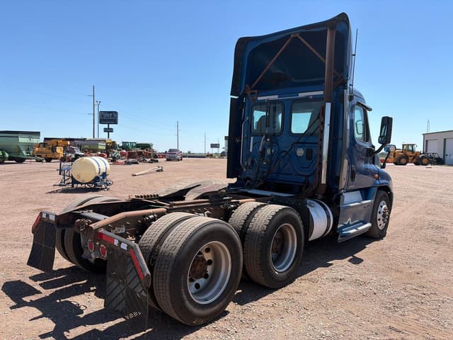 Image of Freightliner Cascadia 125 equipment image 4