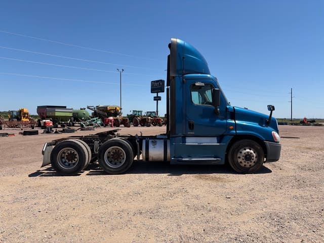 Image of Freightliner Cascadia 125 equipment image 3